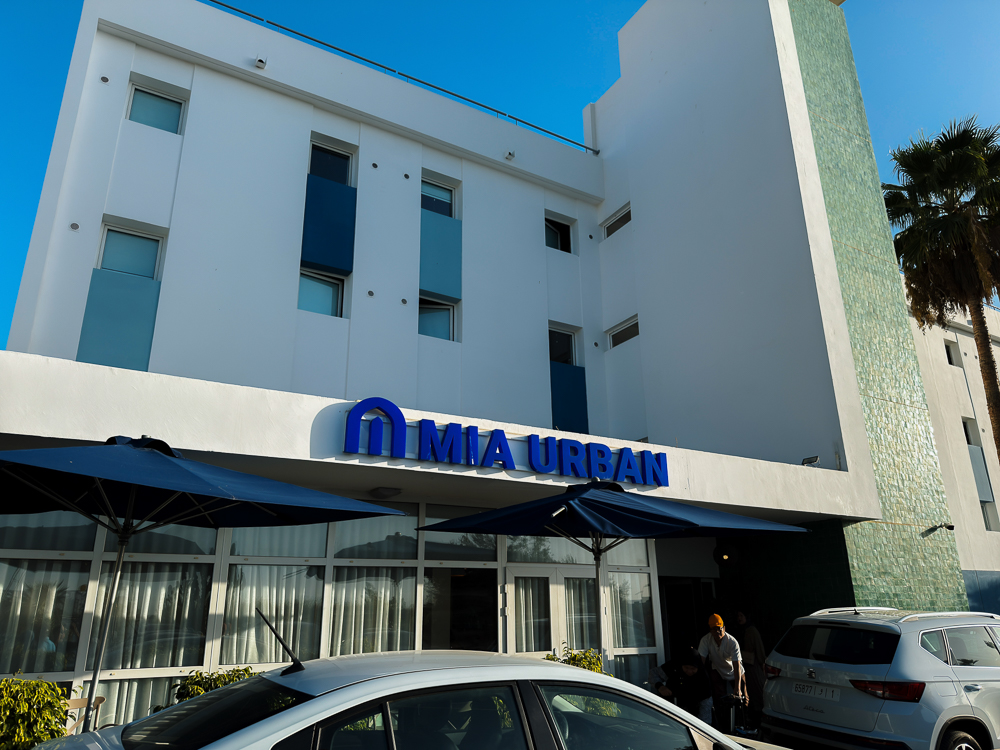 Fasad putih Hotel MIA Urban Fez