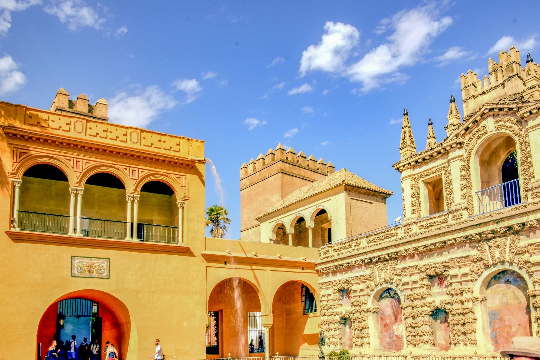 Fasad berukir di Real Alcázar Sevilla