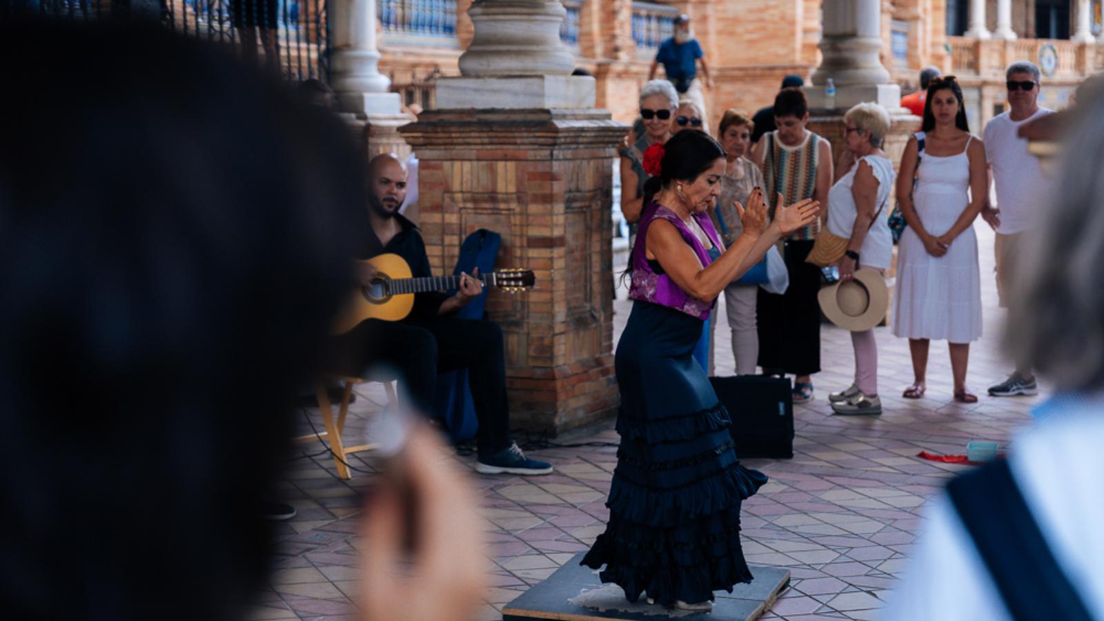 Persembahan flamenco jalanan di Plaza de España, Sevilla