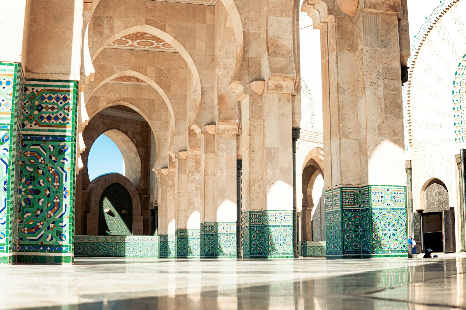 Galeri berlengkung dengan tiang berjubin zellige di Masjid Hassan II Casablanca