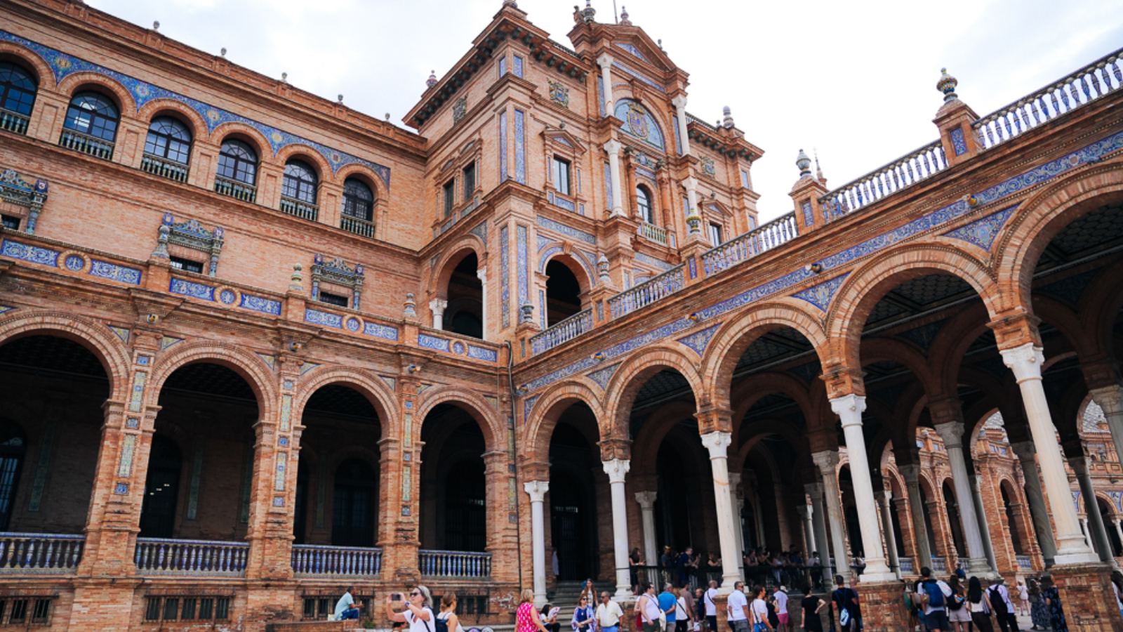 Galeri lengkungan bata dan seramik di Plaza de España, Sevilla