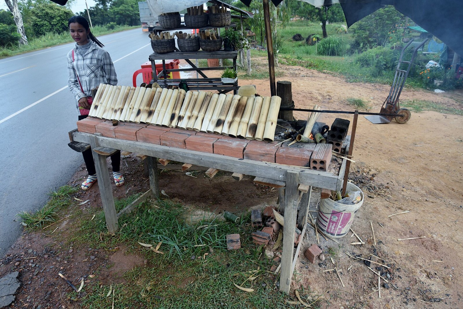 Gerai kralan, lemang tradisional Kemboja, di tepi jalan