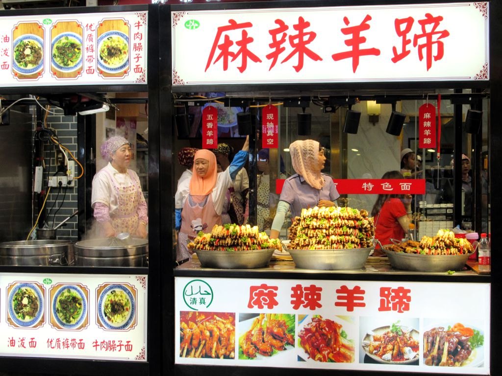 Gerai makanan halal di Kawasan Muslim Xi'an