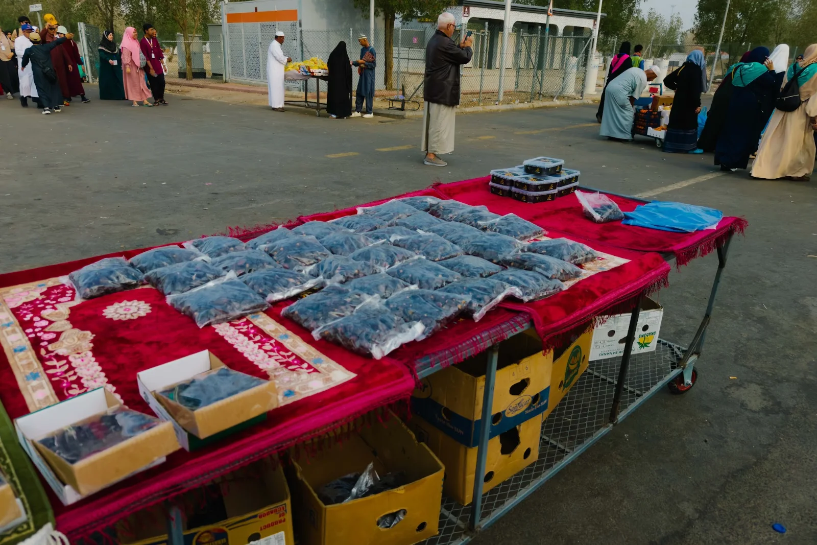 Gerai kecil menjual barangan di kawasan ziarah sekitar Makkah