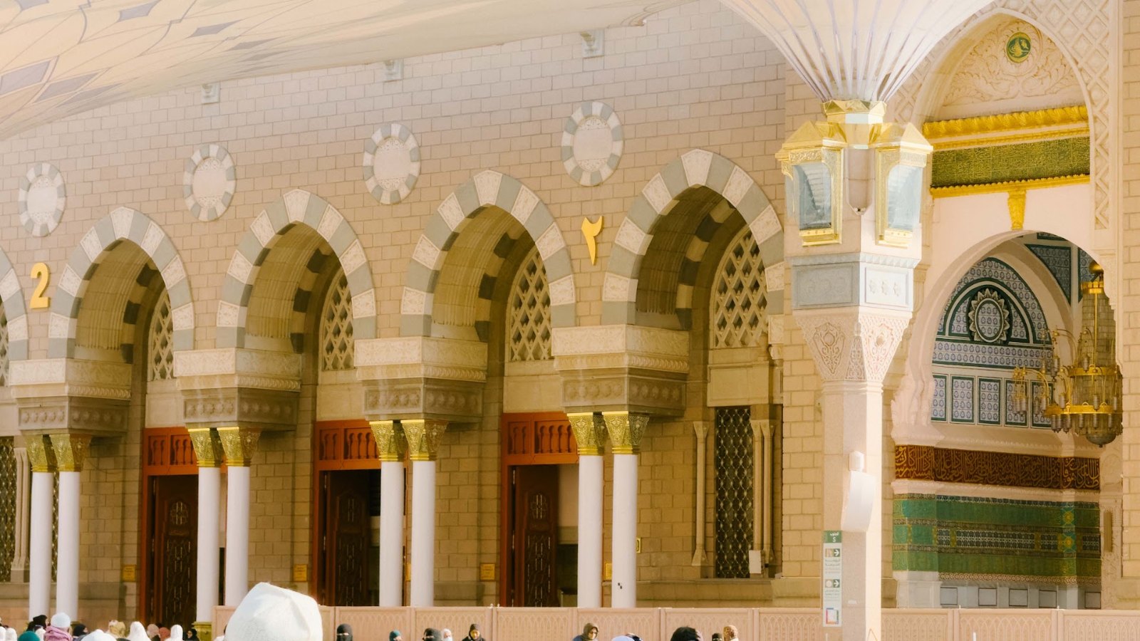 Gerbang berukir pada dinding luar masjid