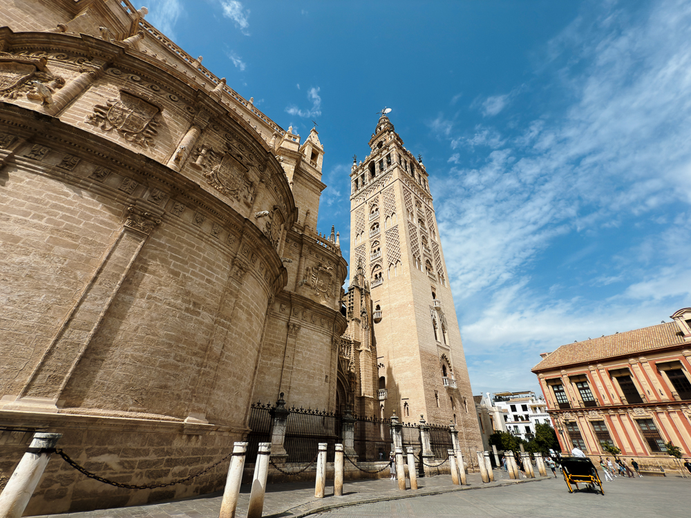 Menara Giralda dan Katedral di Plaza del Triunfo