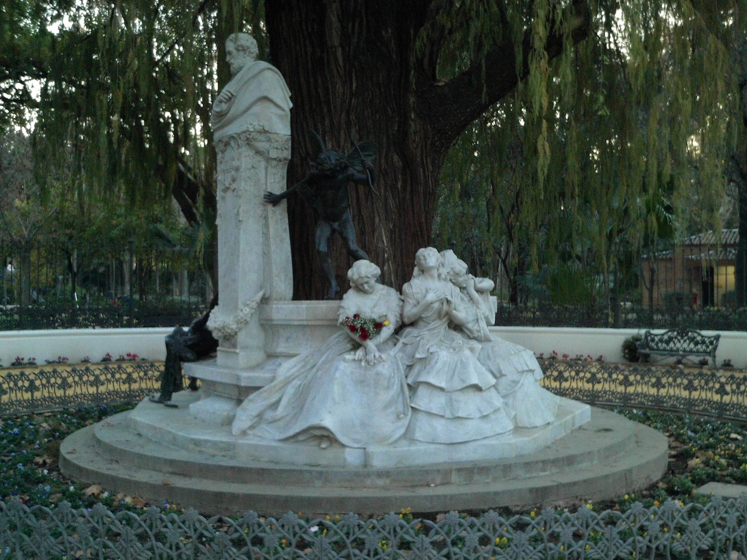 Glorieta de Bécquer, monumen penyair di bawah pokok besar Taman María Luisa