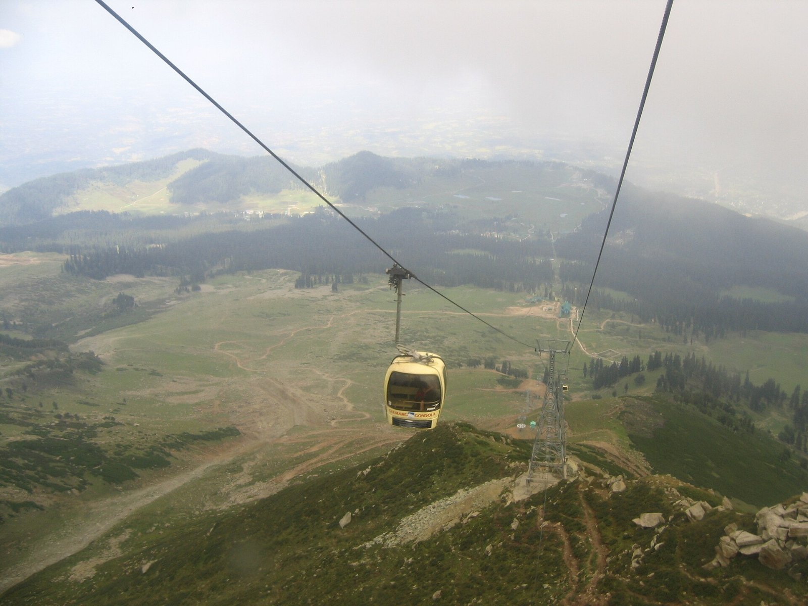 Kereta kabel Gulmarg merentasi padang rumput