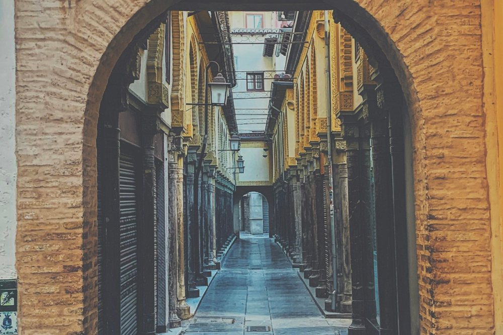 Lorong berlengkung Alcaicería, bekas pasar sutera di Granada Sepanyol