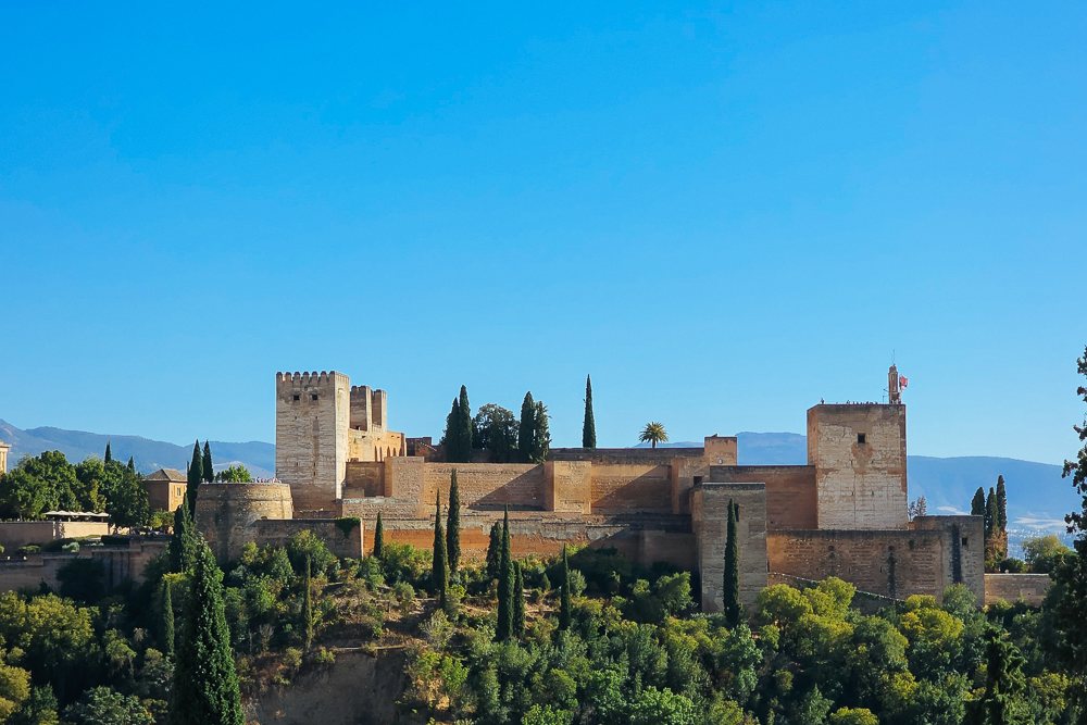 Panduan Granada Sepanyol, Alcazaba dan menara Alhambra disinari matahari petang