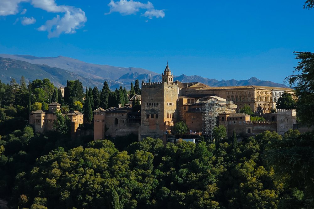 Alhambra di Granada Sepanyol dengan latar Sierra Nevada dilihat dari Albaicín