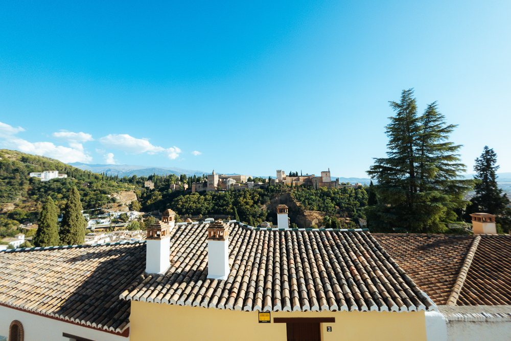 Bumbung rumah Albaicín menghadap Alhambra di Granada Sepanyol