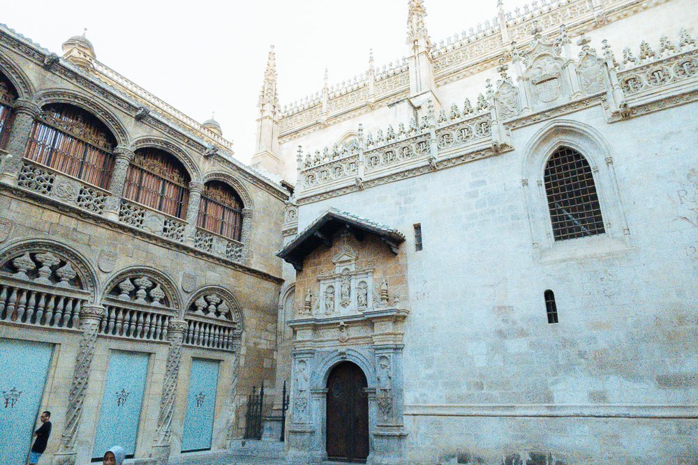 Fasad Capilla Real dan bangunan La Lonja di pusat bandar Granada