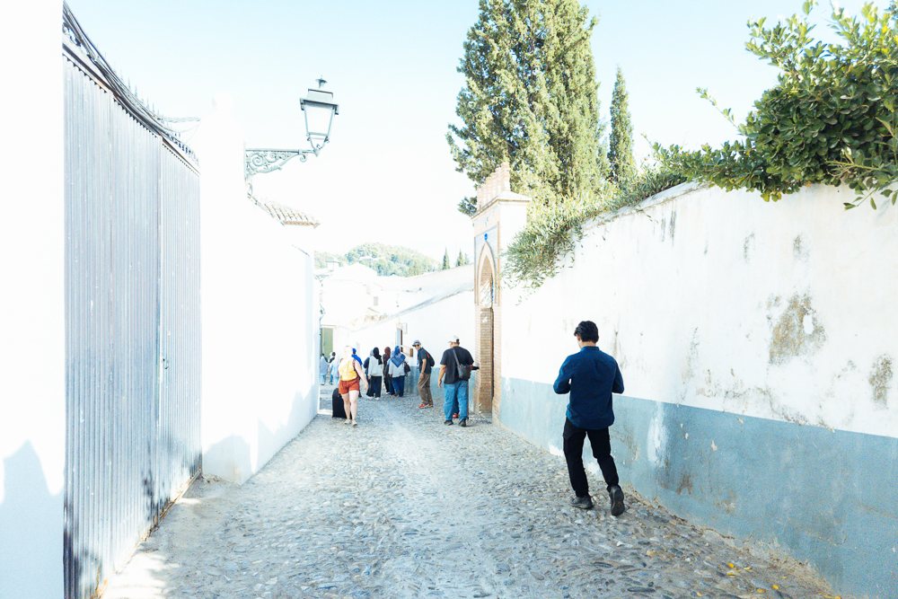 Lorong putih berbatu di kejiranan Albaicín, Granada Sepanyol