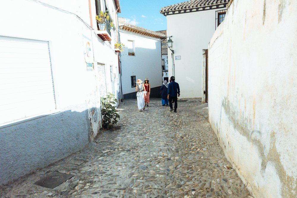Lorong berbatu dan curam di Albaicín, Granada