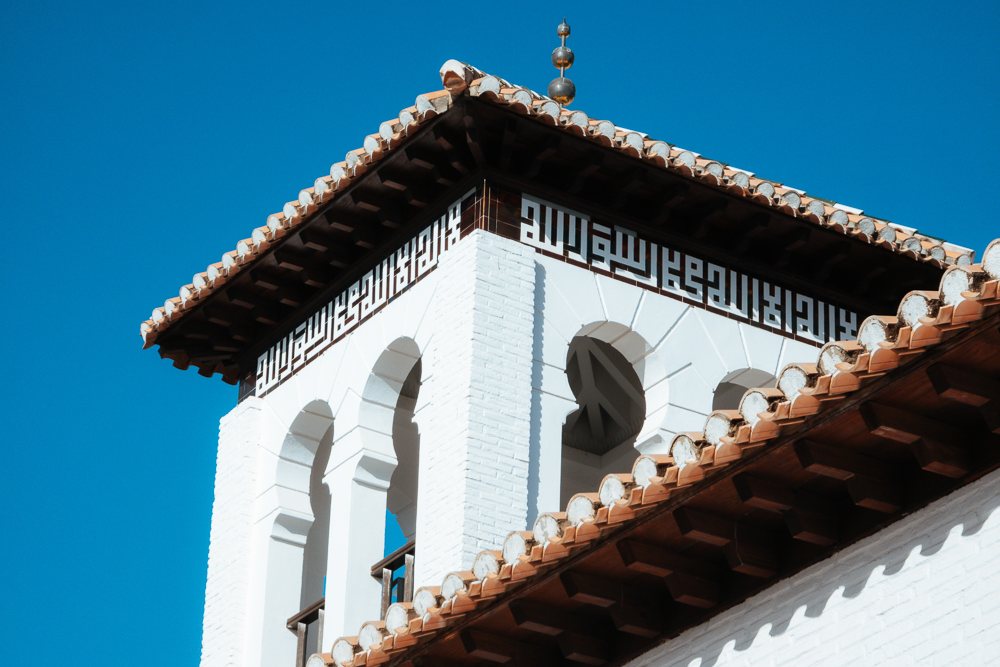 Menara putih Mezquita Mayor de Granada berlatarkan langit biru