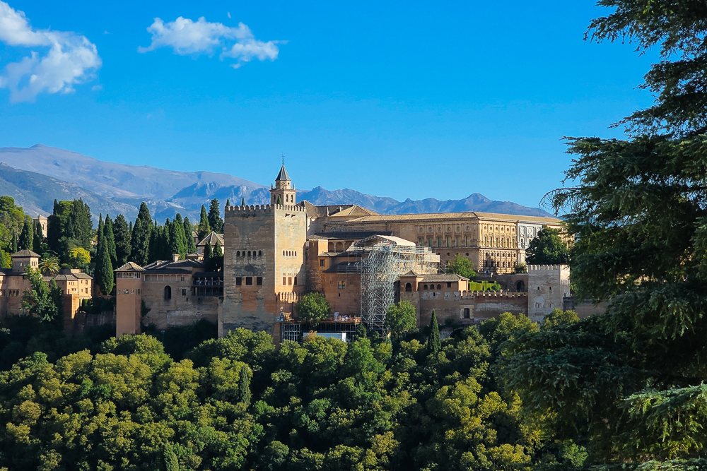 Panorama kompleks Alhambra di Granada Sepanyol pada waktu petang
