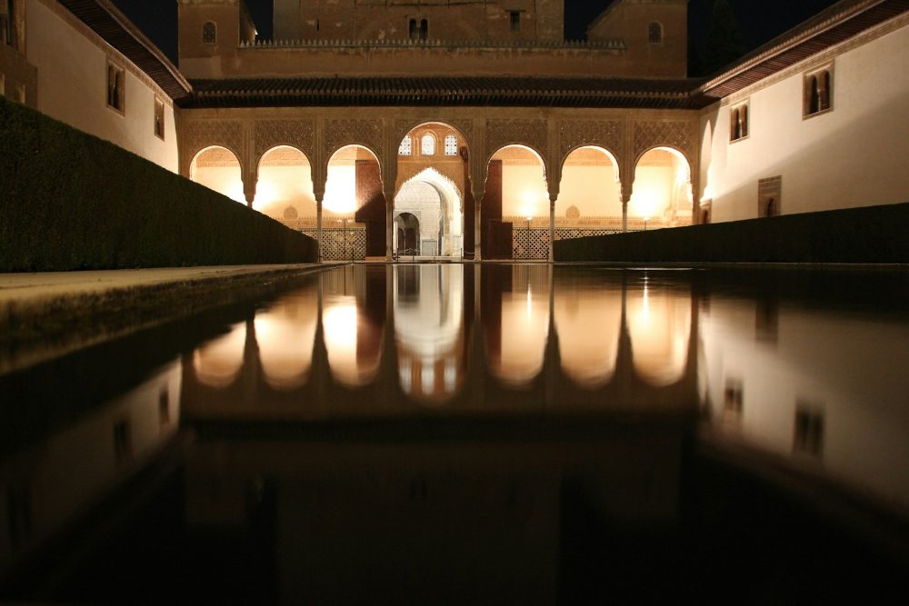 Kolam Patio de los Arrayanes memantulkan Menara Comares di Alhambra, Granada Sepanyol
