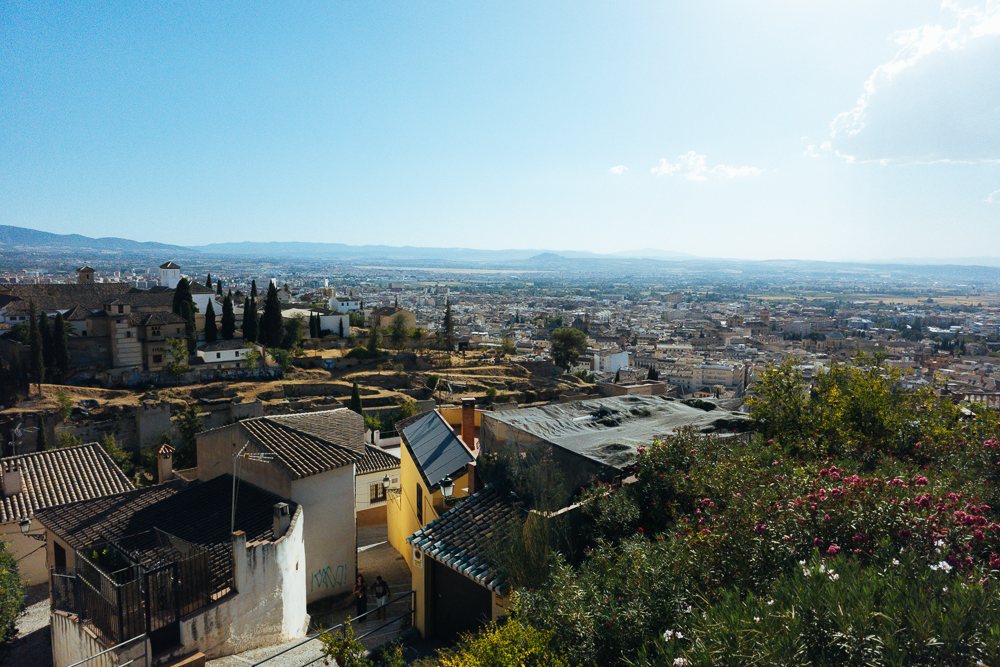Pemandangan kota Granada Sepanyol dari lereng bukit Albaicín