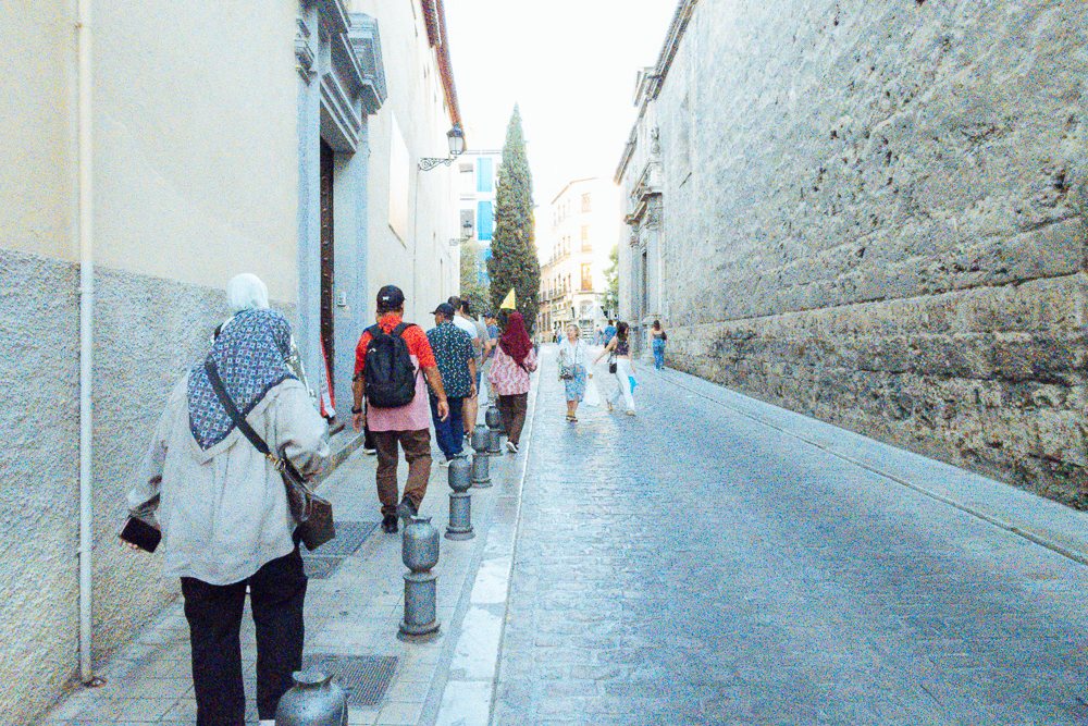 Rombongan Kembara Sufi berjalan di lorong pusat bandar lama Granada