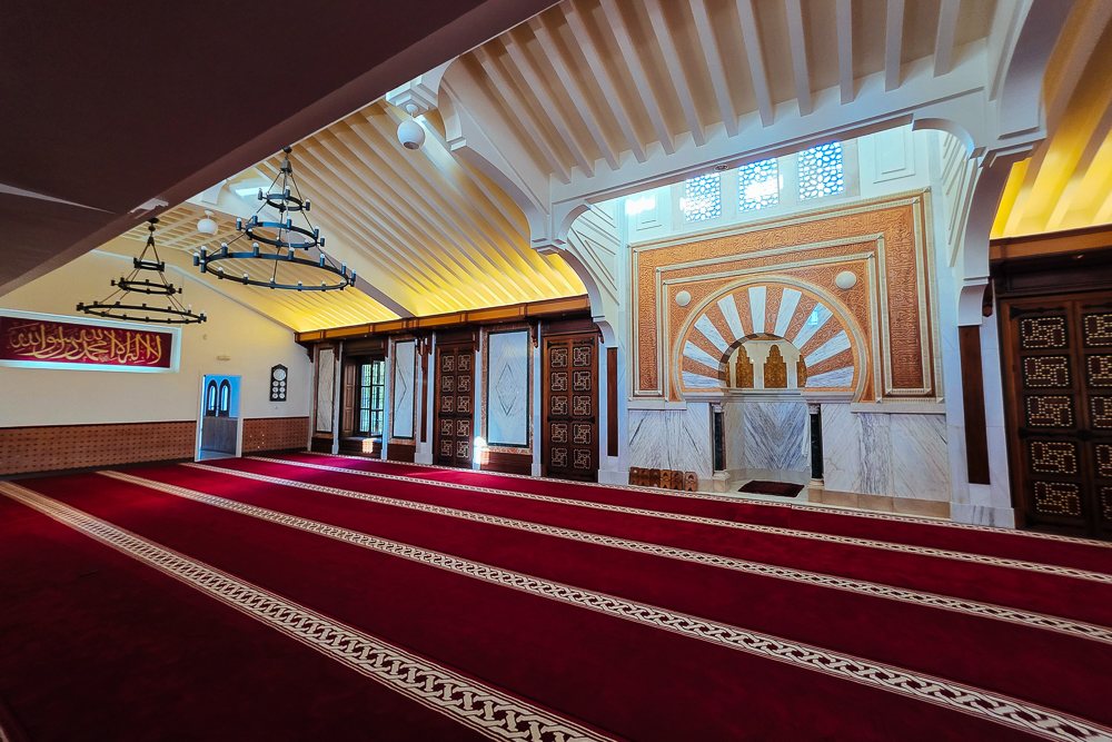 Ruang solat berpermaidani merah di Mezquita Mayor de Granada