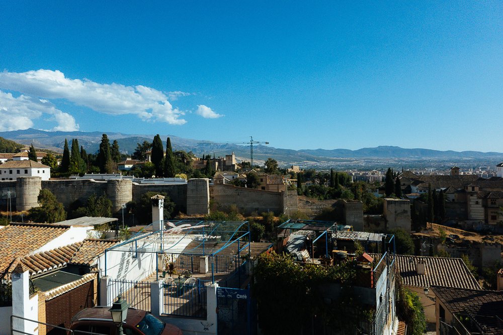 Deretan rumah dan bumbung di lereng Albaicín, Granada