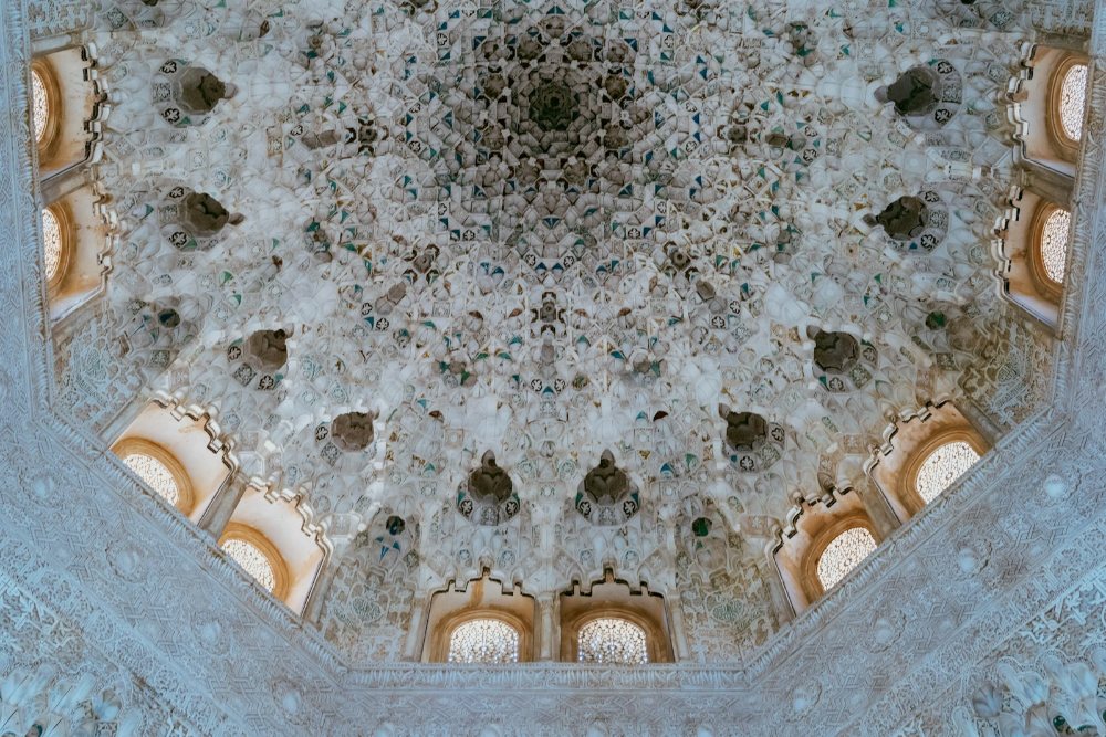 Siling muqarnas berukir halus di Istana Nasrid, Alhambra