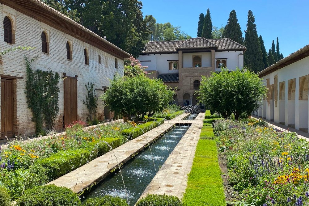 Patio de la Acequia dengan kolam dan taman bunga di Generalife, Granada Sepanyol