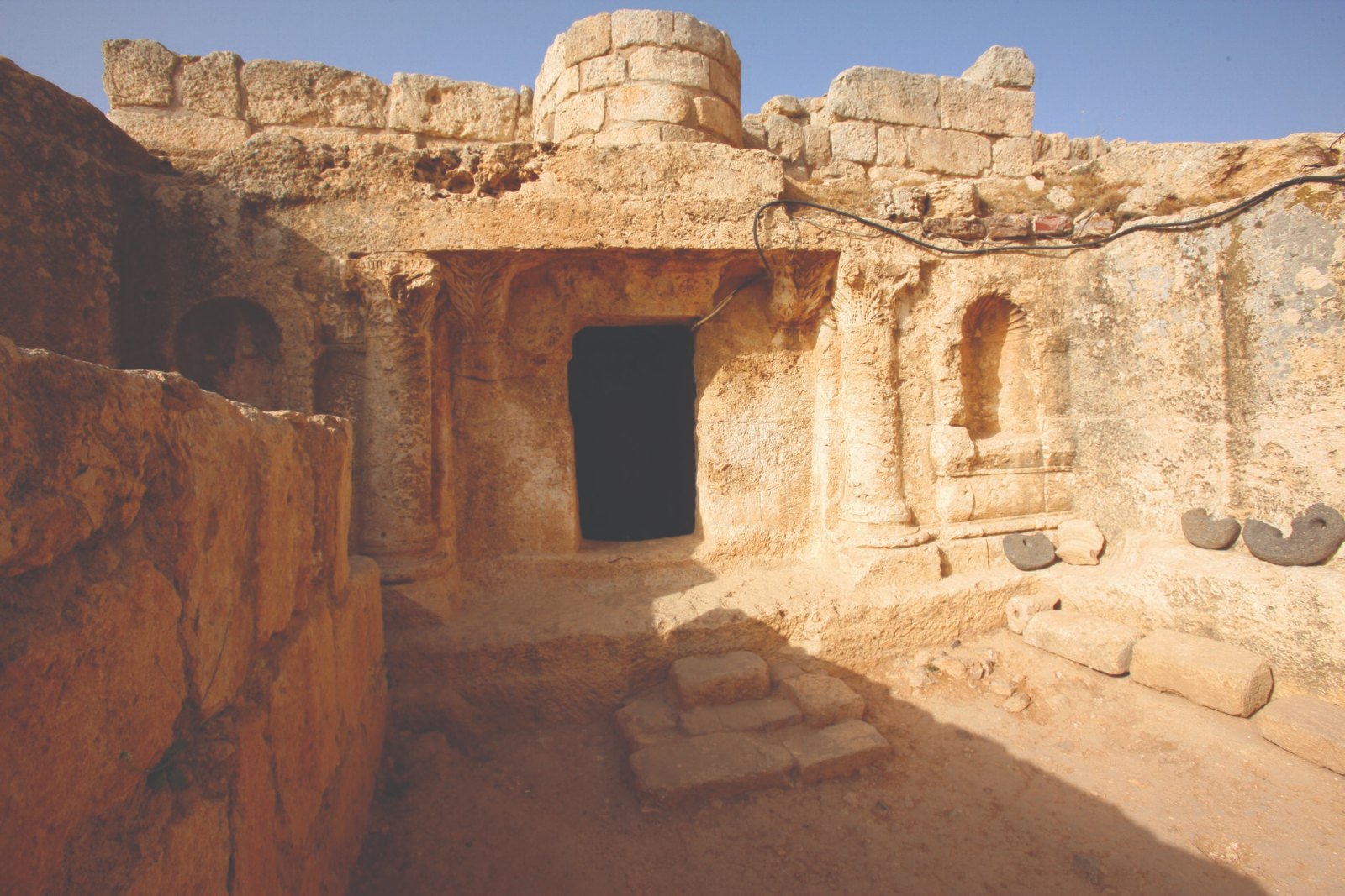 Pintu gua yang dinisbahkan kepada Ashabul Kahfi, al-Raqim, Amman