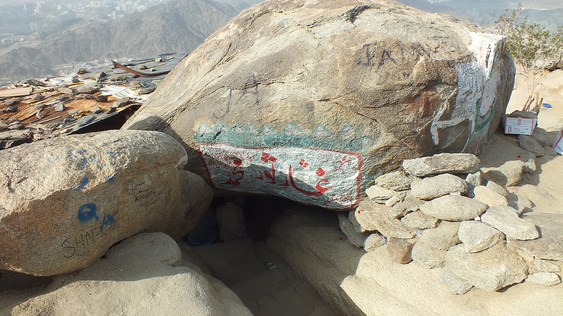 Bongkah batu Gua Thur di puncak Jabal Thur, Makkah