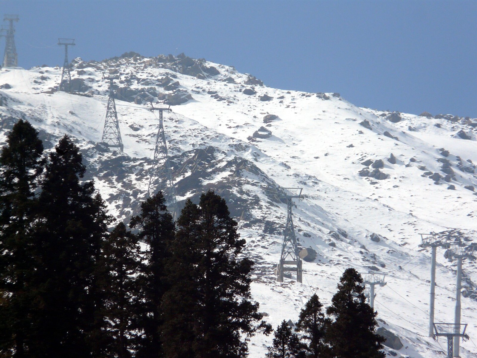 Lereng bersalji Gulmarg dengan laluan kereta kabel