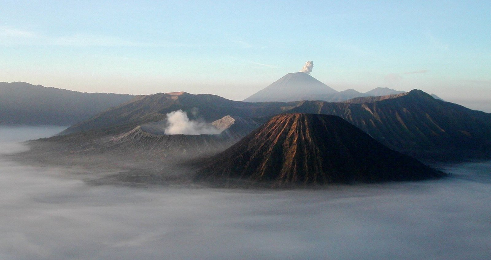 Gunung Bromo dan Gunung Semeru ketika matahari terbit, Jawa Timur