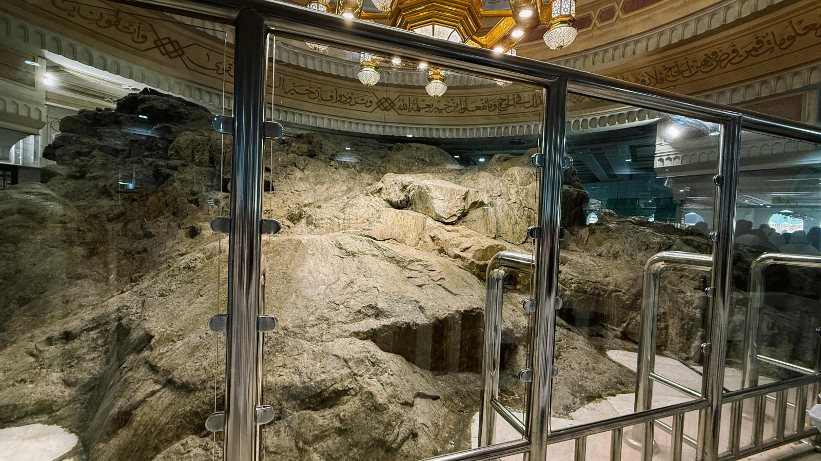 Batuan asal Bukit Safa yang dipelihara di dalam Masjidil Haram