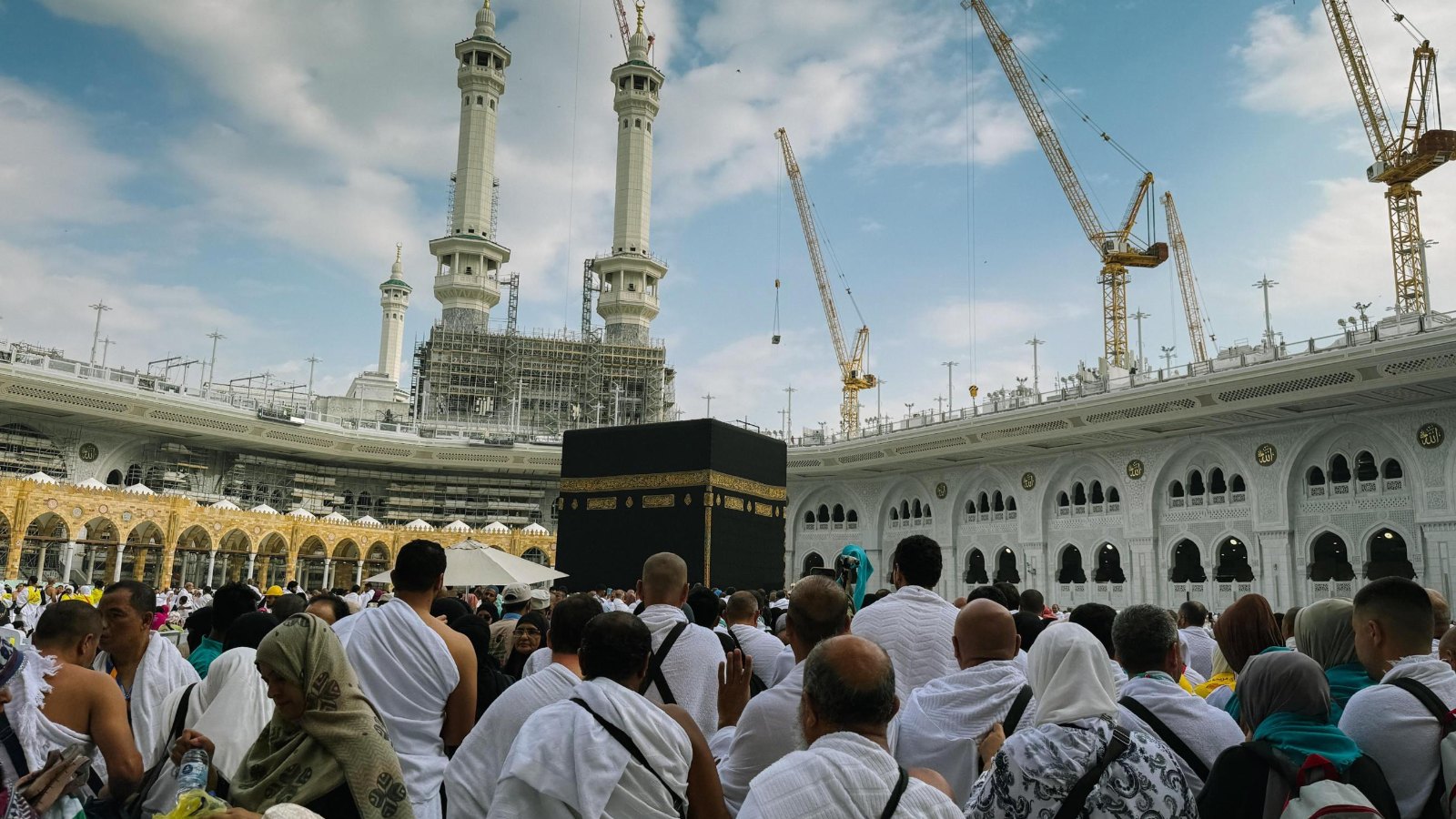 Jemaah berihram bertawaf mengelilingi Kaabah di Masjidil Haram