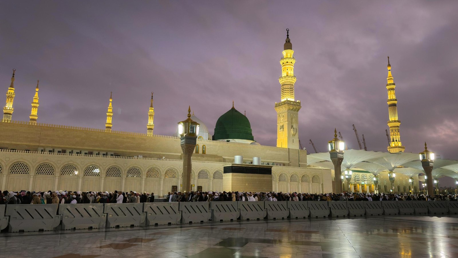 Menara Masjid Nabawi dan Kubah Hijau di Madinah ketika senja