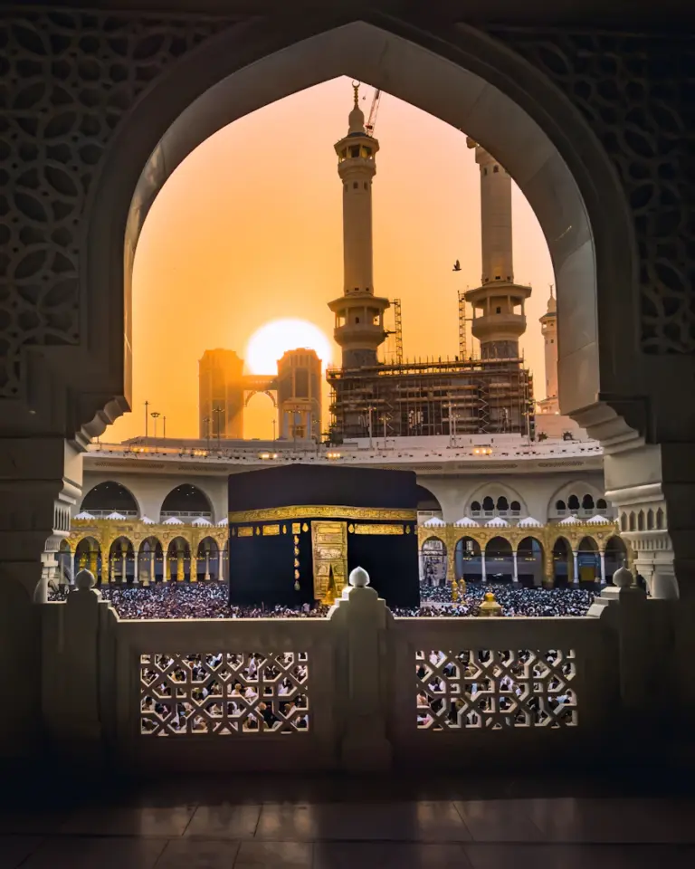 Kaabah dilihat dari gerbang Masjidil Haram ketika matahari terbenam