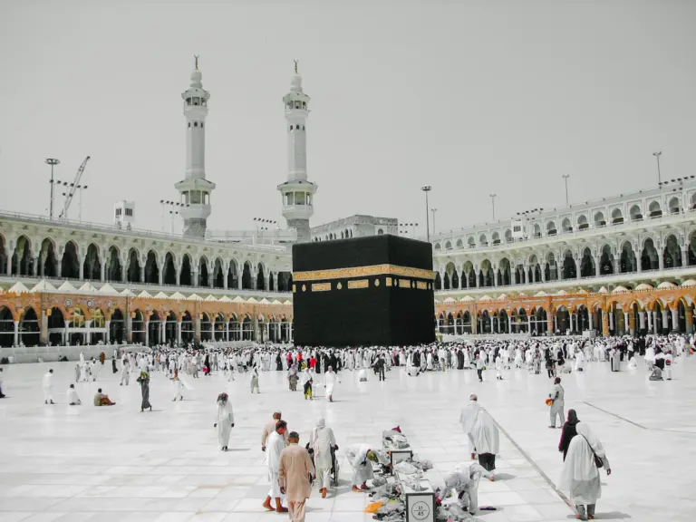 Jemaah bertawaf mengelilingi Kaabah di Masjidil Haram, Makkah