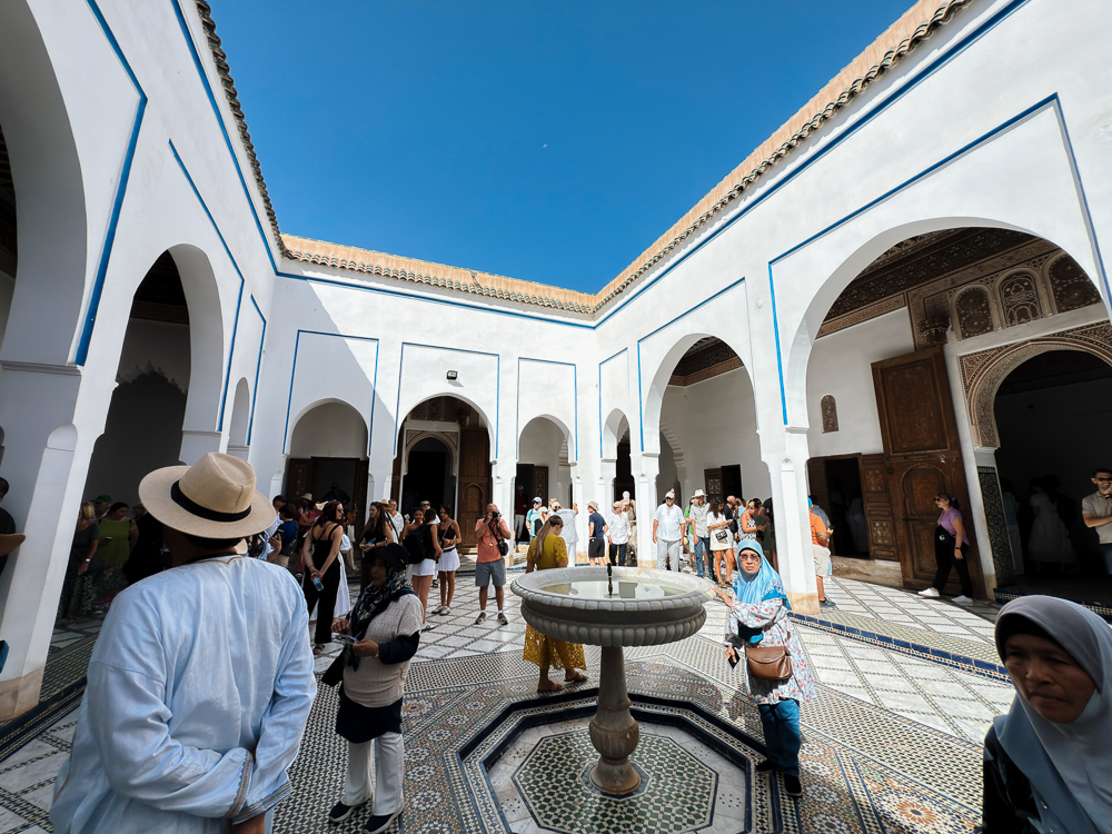 Halaman berair pancut dengan lengkungan putih di Istana Bahia Marrakech