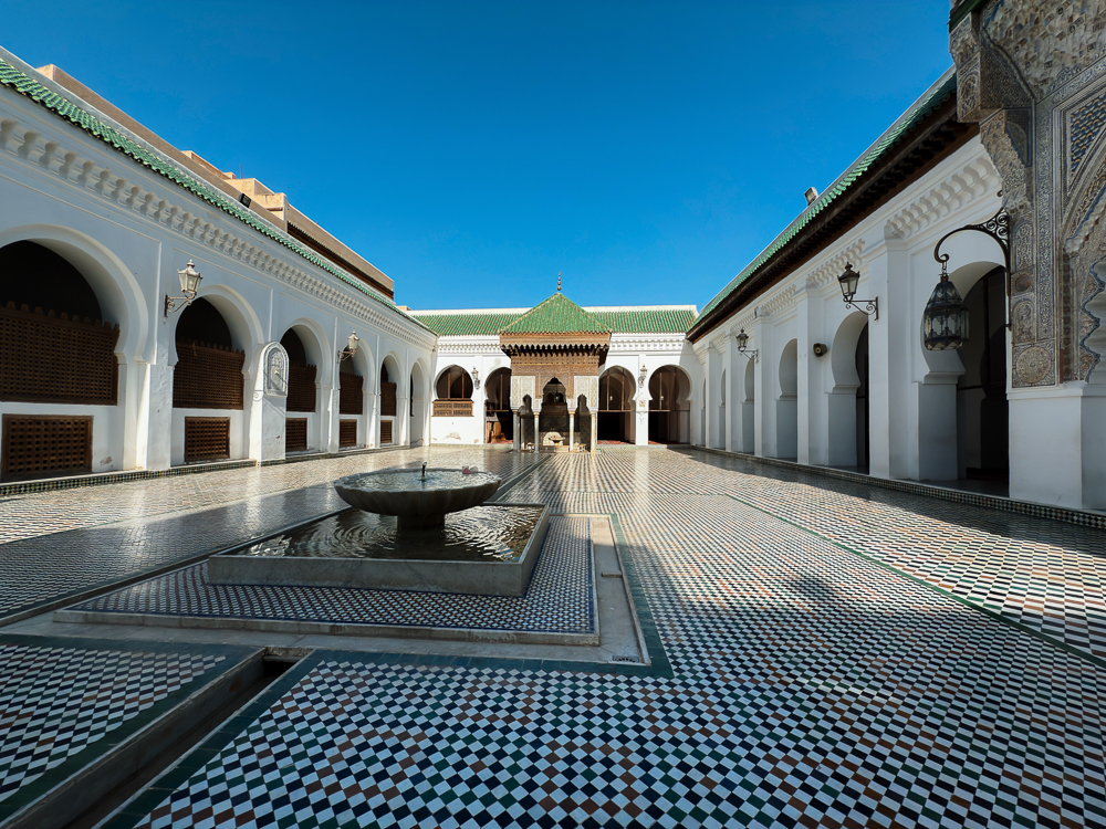 Halaman Masjid al-Qarawiyyin Fes dengan air pancut dan paviliun berjubin hijau