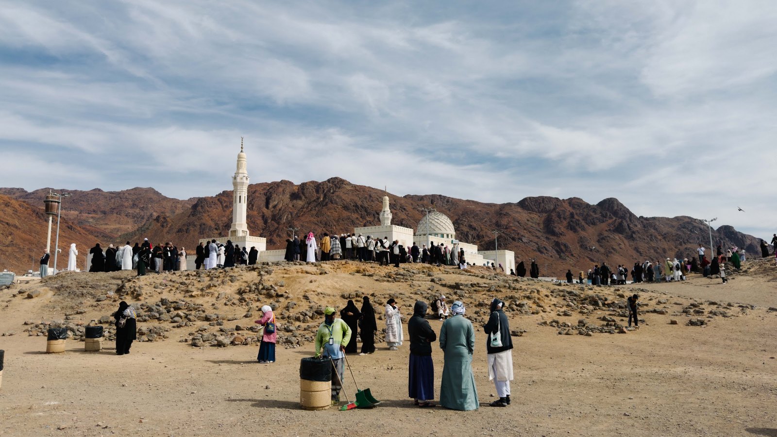 Jemaah di kawasan Bukit Rumat dengan Masjid Sayyid al-Syuhada dan Jabal Uhud di kejauhan