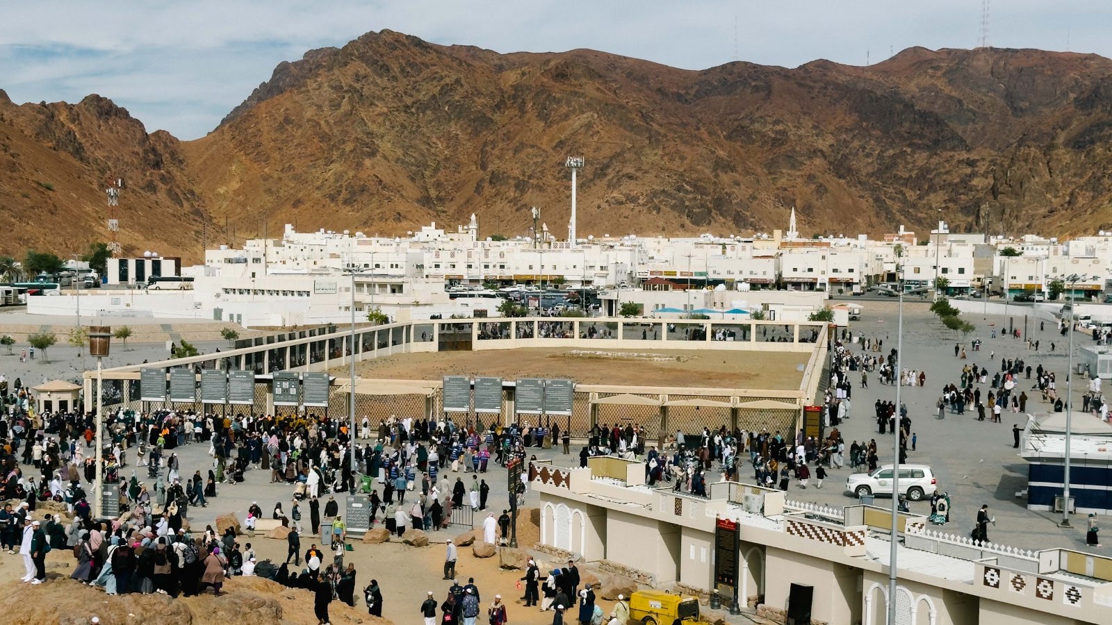 Kawasan Makam Syuhada Uhud dengan Jabal Uhud di latar belakang, utara Madinah