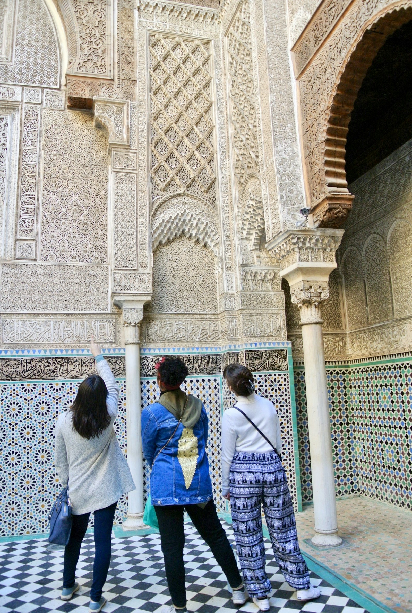 Hiasan zellige dan ukiran plaster di sebuah madrasah lama di Fes