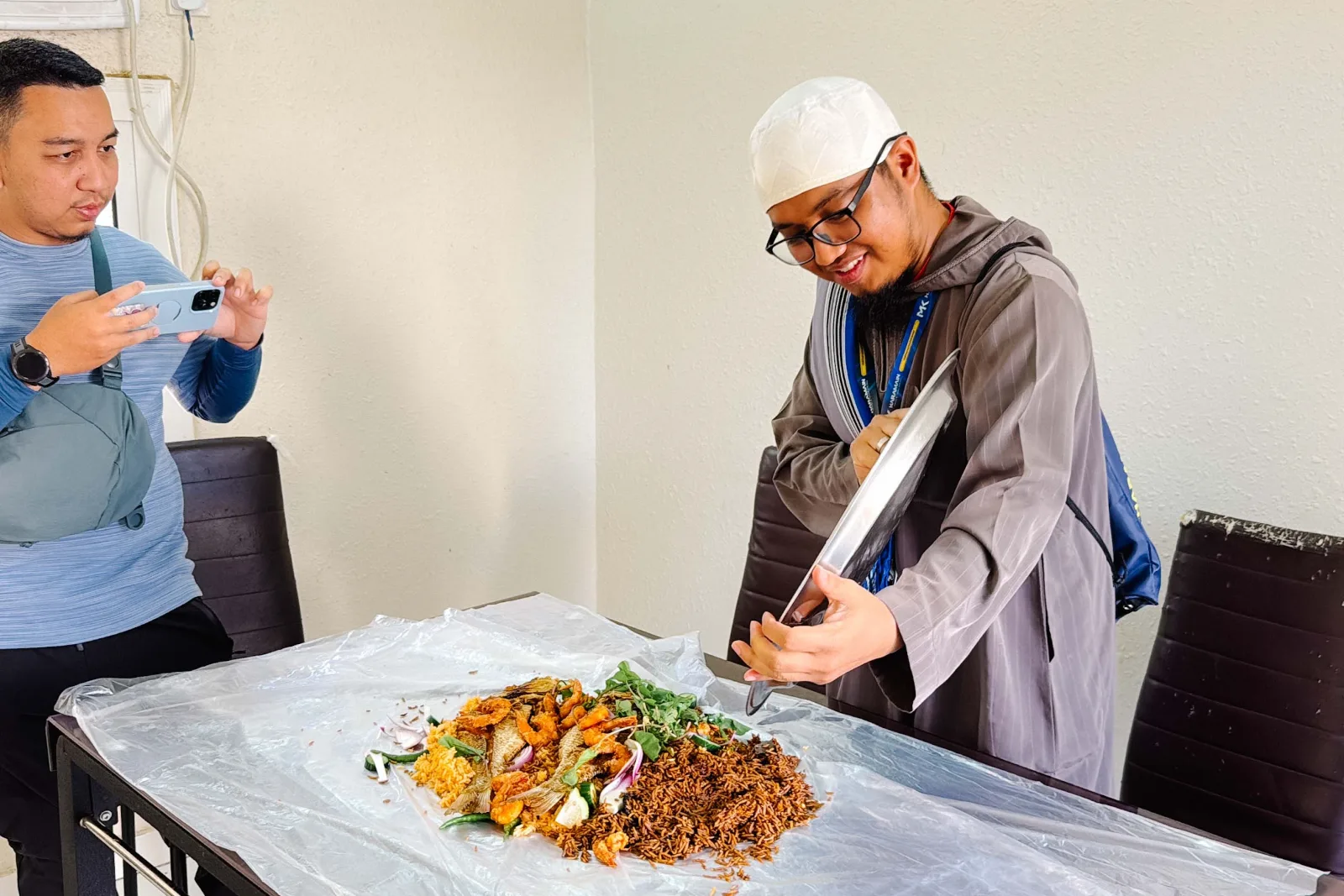 Hidangan nasi Arab di atas meja bersama kru AkuIslam