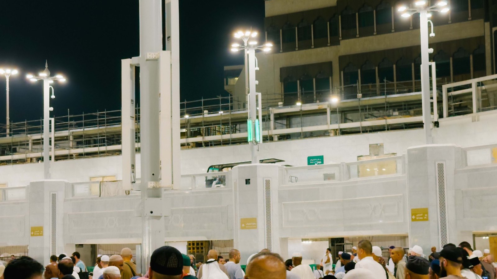 Jemaah memenuhi perkarangan Masjidil Haram di Makkah pada waktu malam