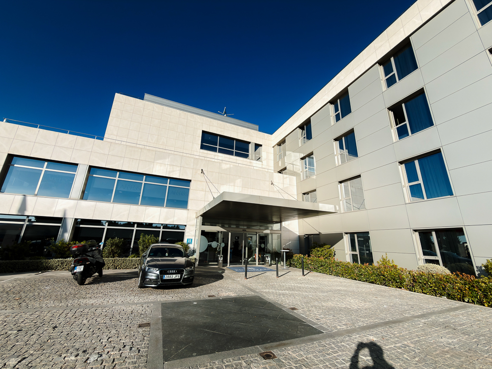 Bangunan Holiday Inn Express Madrid Alcobendas di bawah langit biru