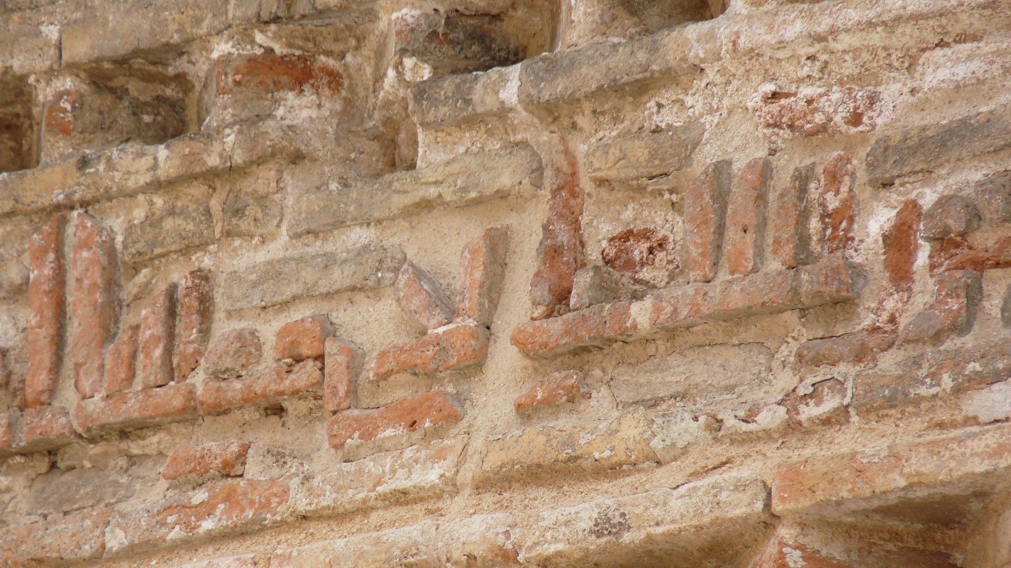 Inskripsi Kufi daripada bata pada fasad Masjid Bab al-Mardum, Toledo