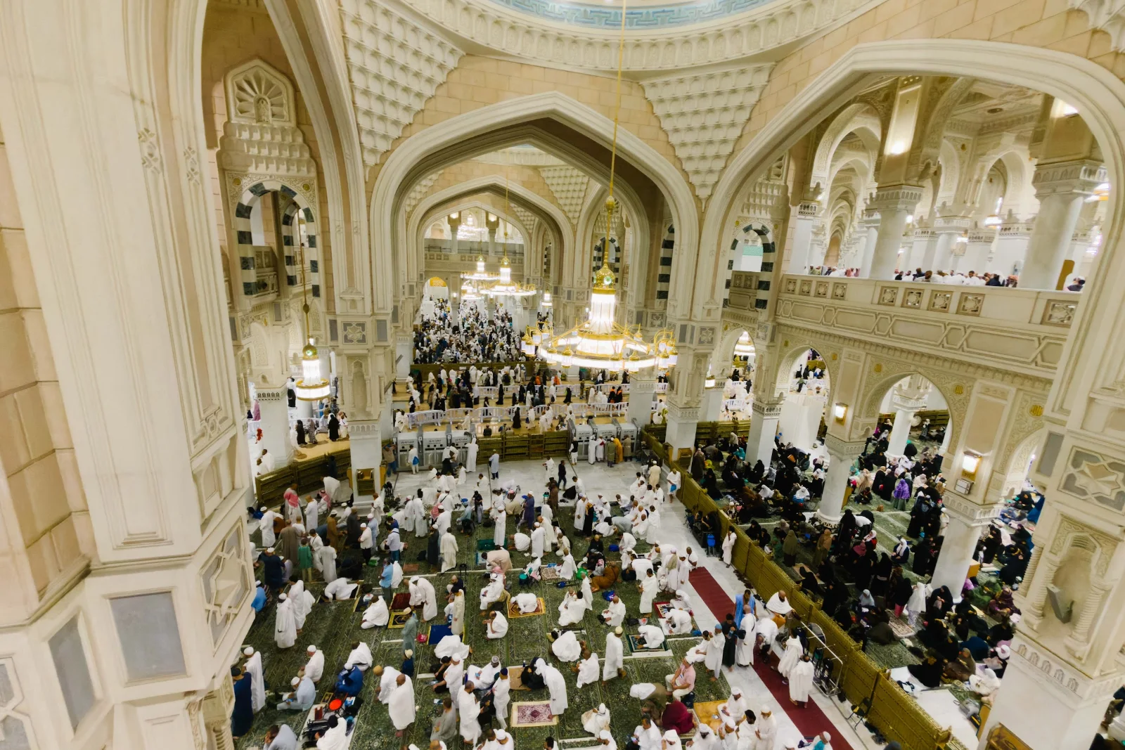 Saf jemaah menunaikan solat di dalam Masjidil Haram dilihat dari tingkat atas