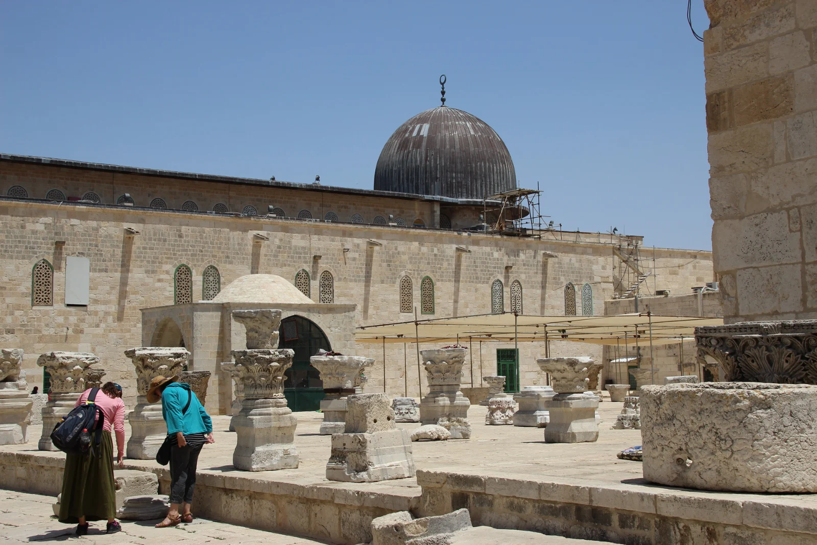 Masjid al-Qibli berkubah kelabu dengan serambi berlengkung di kawasan Masjid al-Aqsa, Baitulmaqdis