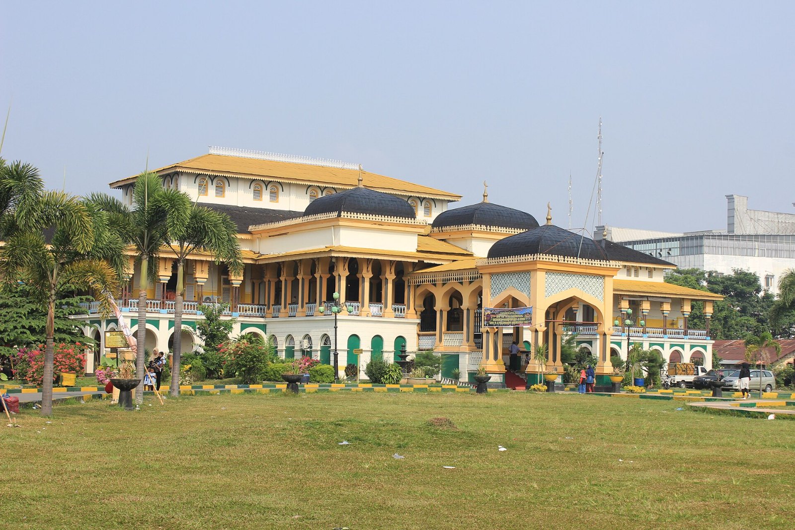 Fasad kuning Istana Maimun di Medan