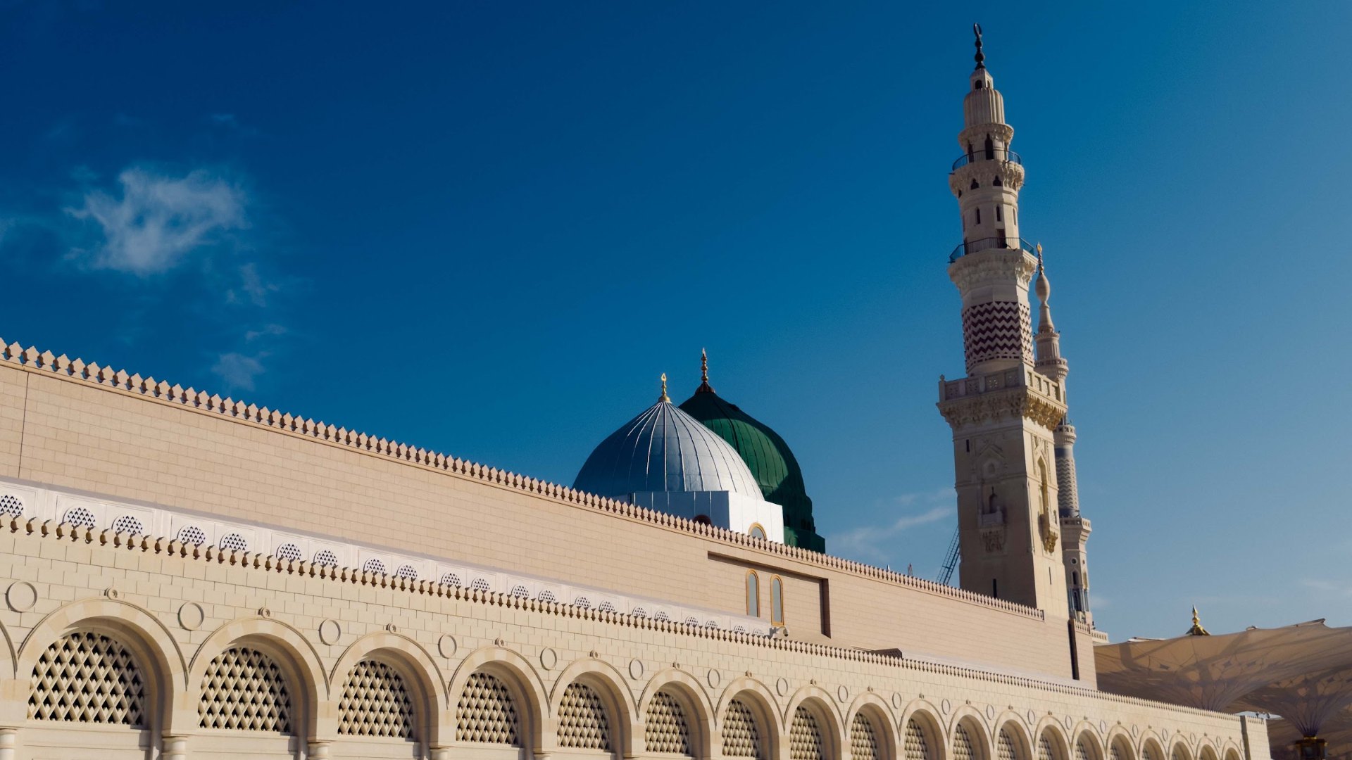 Kubah Hijau dan dinding Masjid Nabawi di Madinah, kawasan bekas rumah Rasulullah SAW dan isteri-isteri Baginda